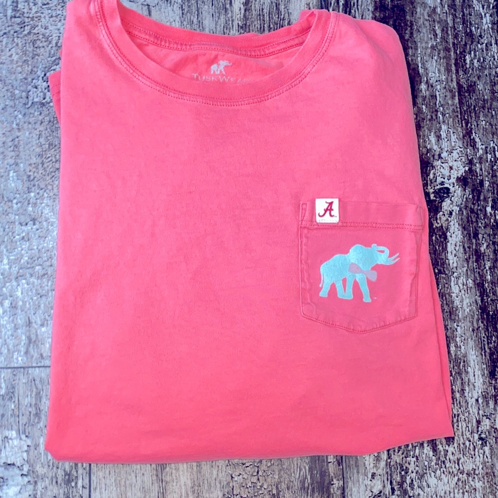Women’s tusk wear collection tshirt size large in EUC!!!